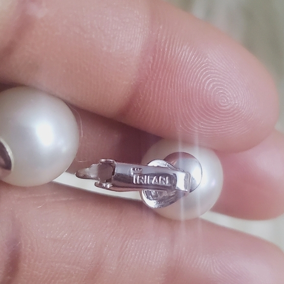 Trifari Silver Tone Stud Pearl Clip on Earrings. 🌴 - Picture 4 of 5